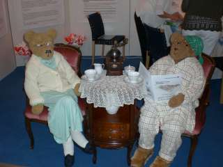 2 Teddybären an einem gedeckten Tisch Seniorenzentrum Vorsfelde
