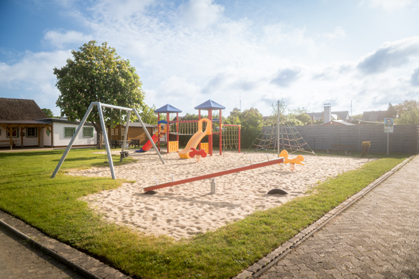 Spielplatz mit Schaukel, Wippe, Klettergerüst des Kleingärtnervereins Moorbreite