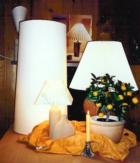 Gedeckter Tisch mit Lampenschirmen, Zitronenbaum und Kerzen