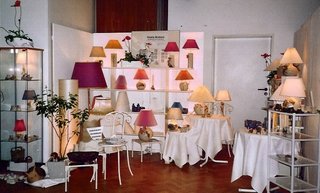 Ausstellungsraum mit Regalen und gedeckten Tischen mit verschiedenen Lampen bei Lampenschirme & Keramik Vorsfelde